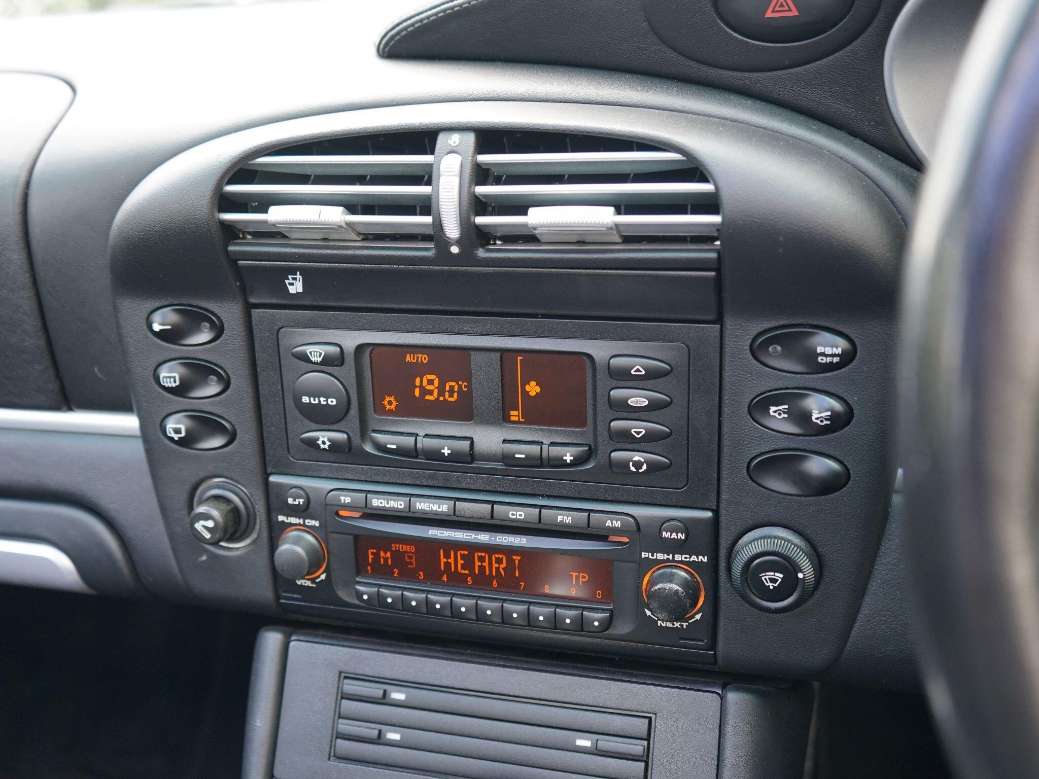 Porsche 911 3.6 996 Turbo Coupe 2dr Petrol Tiptronic S AWD (339 g/km, 414 bhp) — photo 19