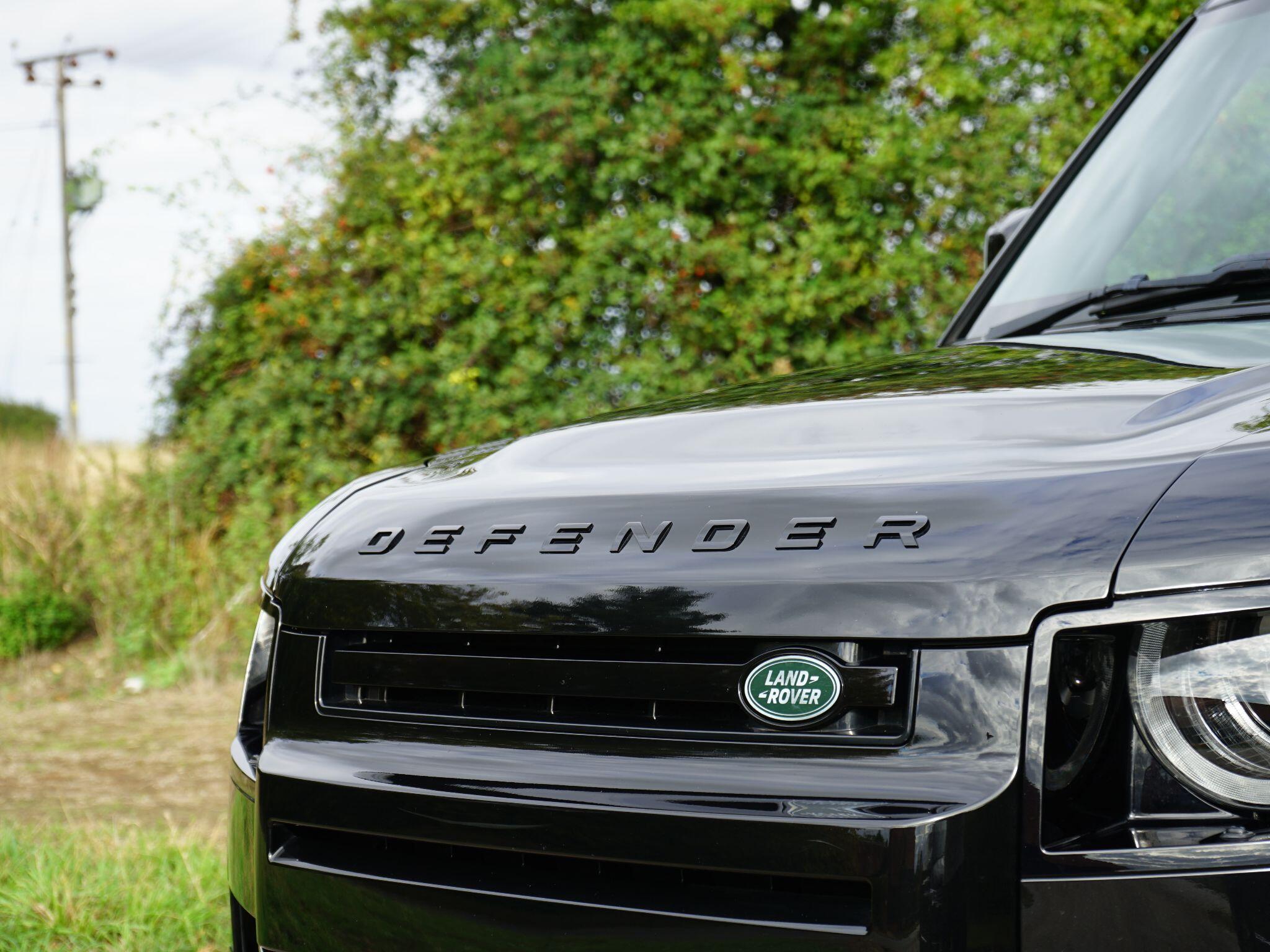 Land Rover Defender 110 3.0 D300 MHEV X-Dynamic SE SUV 5dr Diesel Auto 4WD Euro 6 (s/s) (300 ps) — photo 9