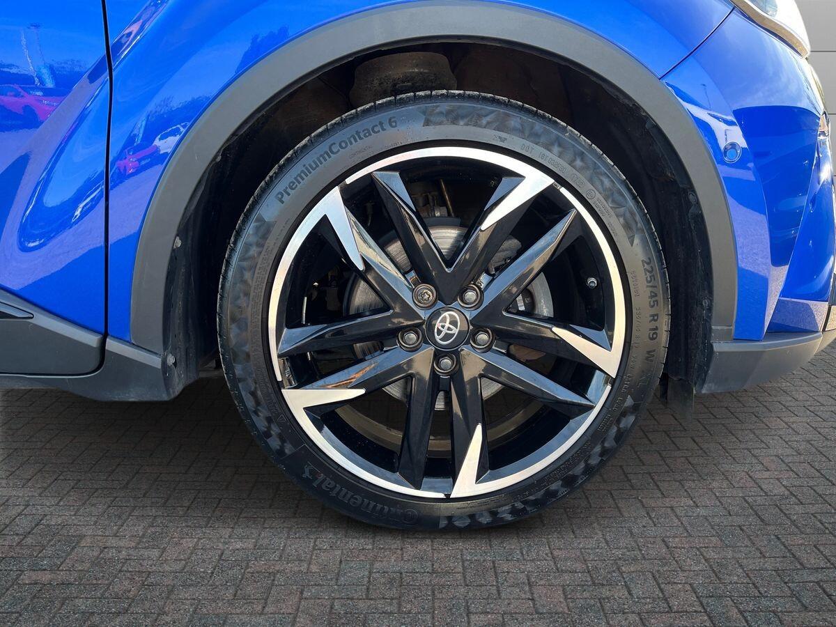 Toyota C-HR Photo 8