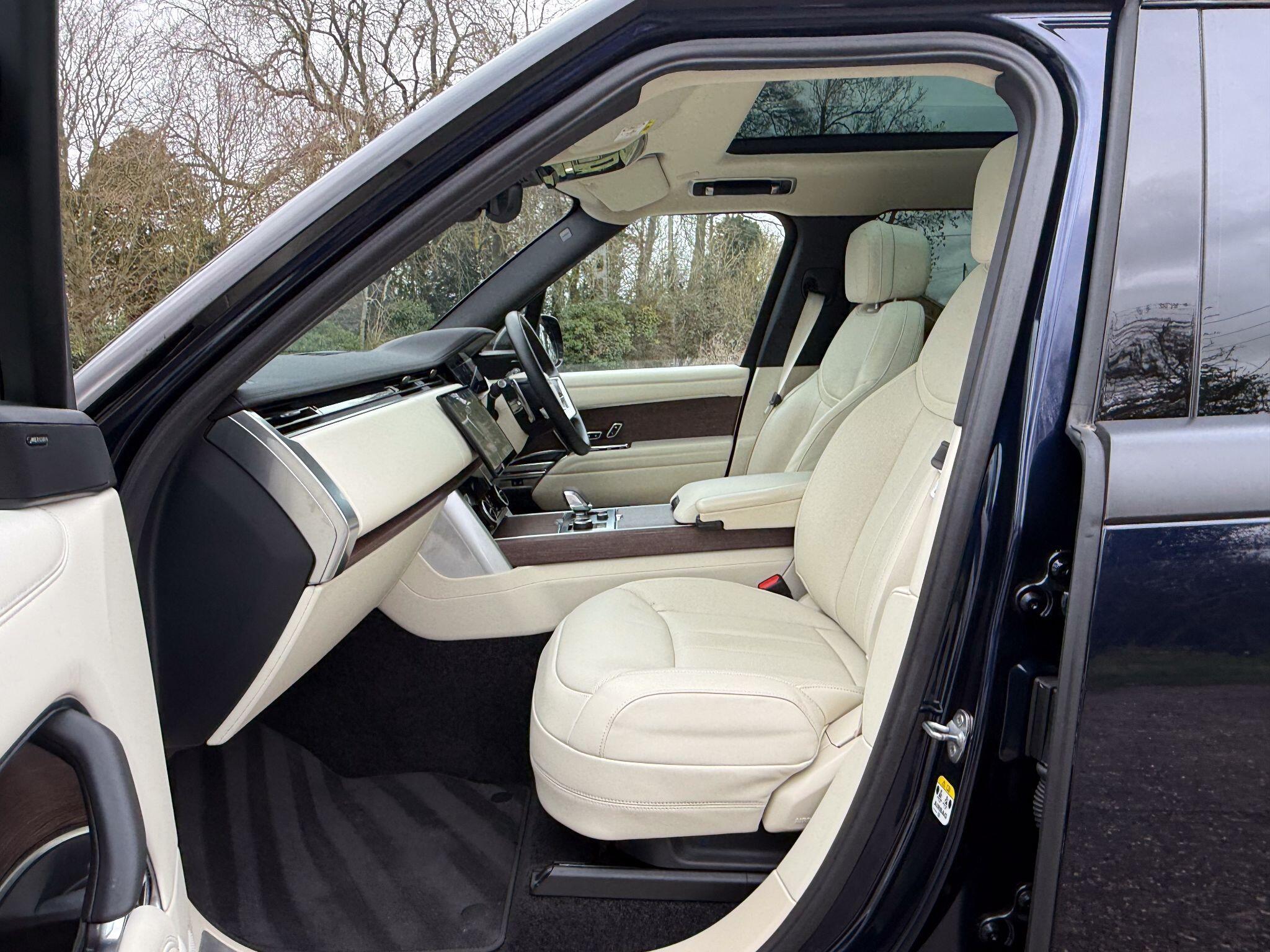 Land Rover Range Rover 3.0 P440e 38.2kWh SE SUV 5dr Petrol Plug-in Hybrid Auto 4WD Euro 6 (s/s) (440 ps) — photo 3
