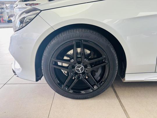 Mercedes-Benz E Class Photo at-c786b255d3964584b13c3f1888df83f7.jpg