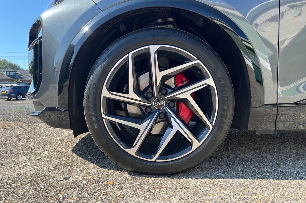 Audi Q6 Photo at-c81a61a5a5674cffac8c68143ca693c2.jpg