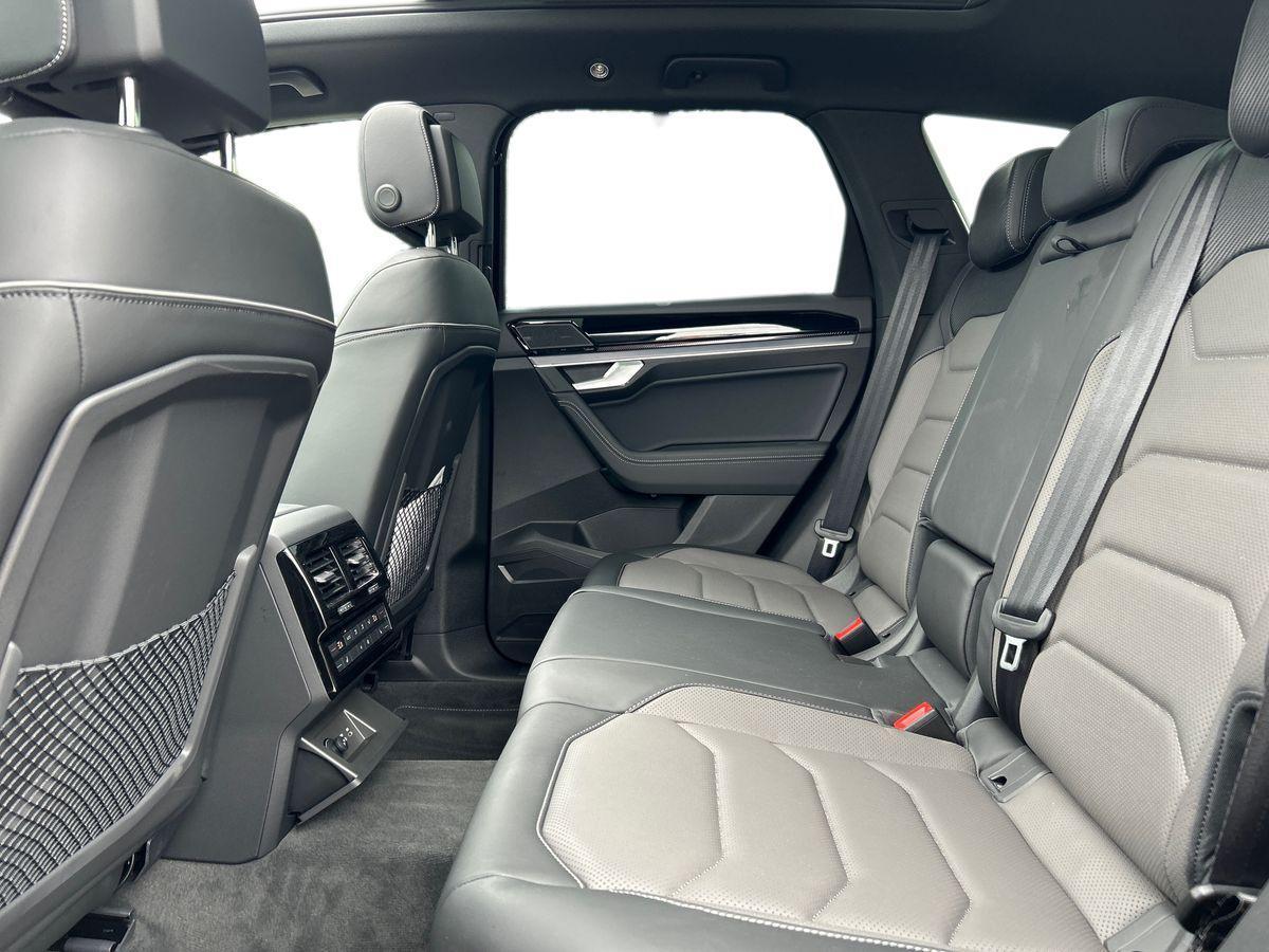 Volkswagen Touareg Photo at-c8379f48f93c428585df230970c61db3.jpg
