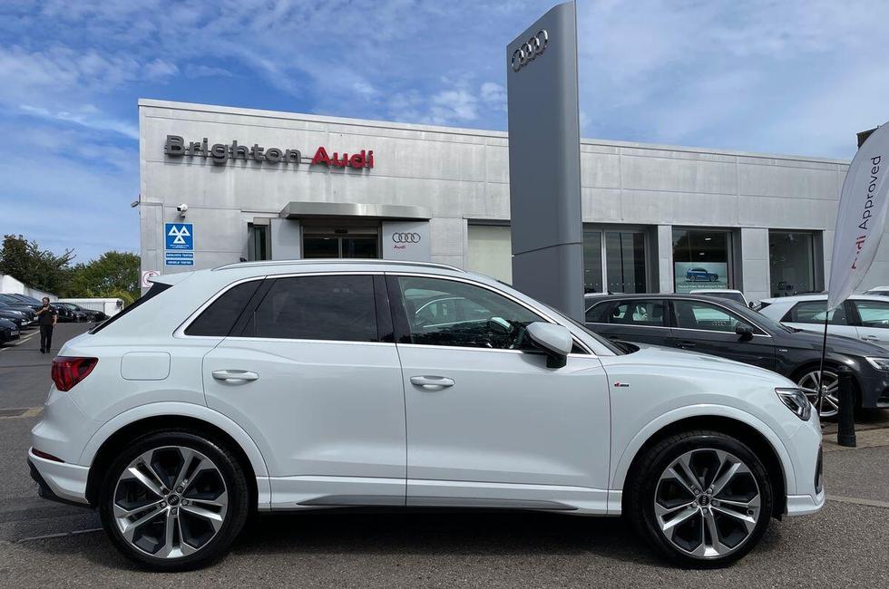 Audi Q3 Photo at-c8b08de9e7384b9d8b2e0bd579a84425.jpg