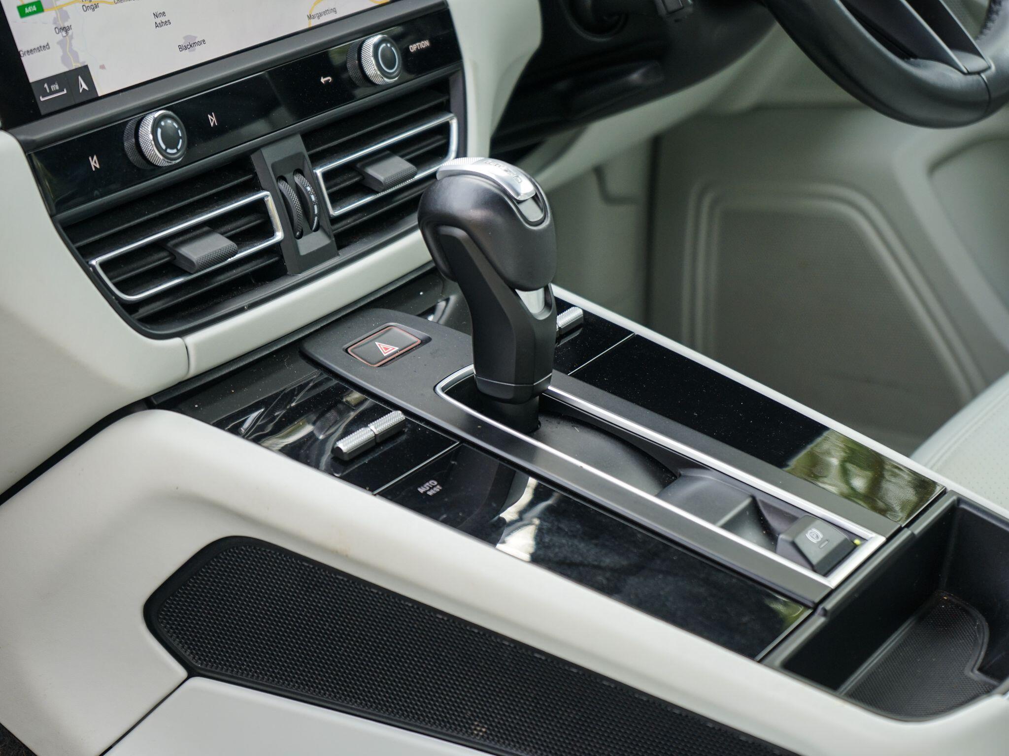 Porsche Macan 2.0T PDK 4WD Euro 6 (s/s) 5dr — photo 19