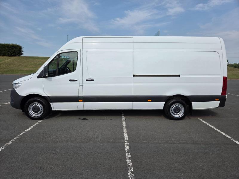 Mercedes-Benz Sprinter Photo at-c987b98413ec44f0b253fc2d21e2ae75.jpg