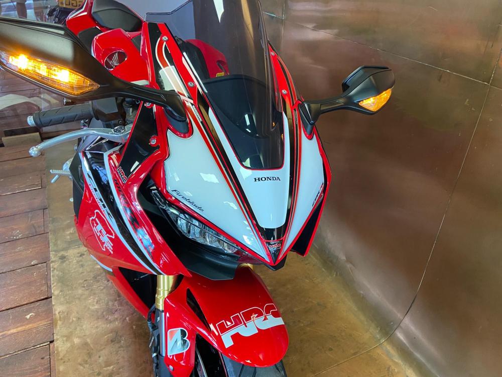 Honda CBR1000RR Fireblade Photo at-c9b15d208bc44bdba23533d8e2dc152a.jpg