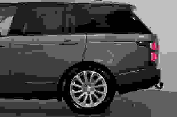 Land Rover RANGE ROVER Photo at-c9e9039b71834d25b90bf4fe3ec87b50.jpg