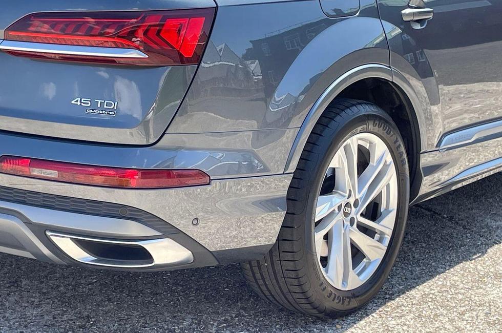 Audi Q7 Photo at-ca1a3e8cf56247d18632a112bd95554e.jpg