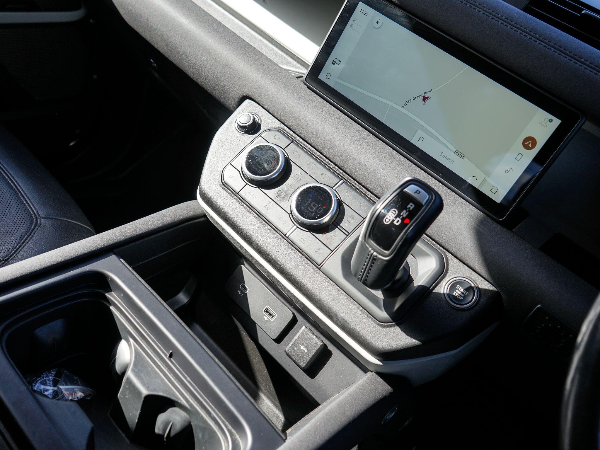Land Rover Defender 110 3.0 D250 MHEV SE Auto 4WD Euro 6 (s/s) 5dr — photo 6