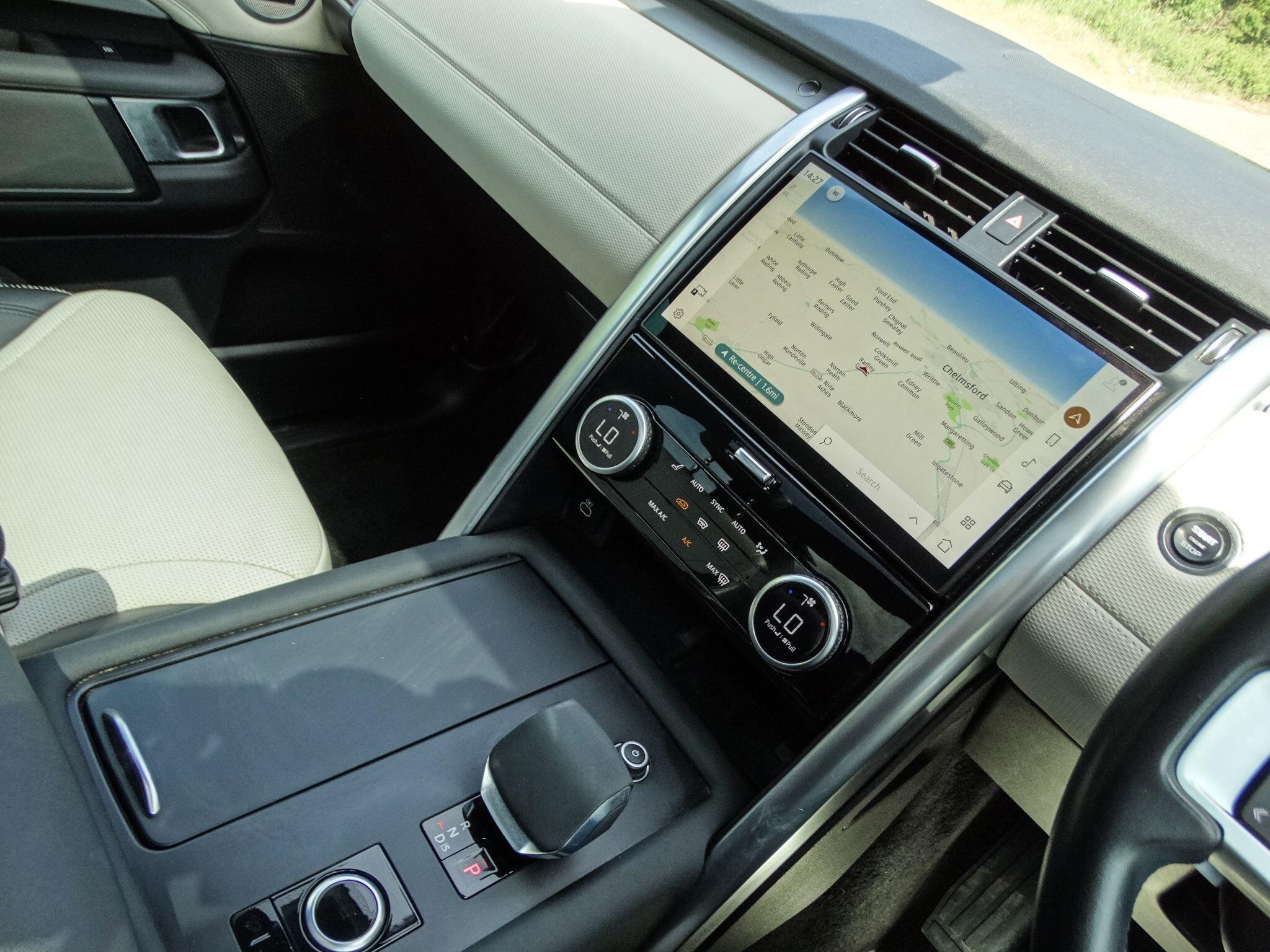 Land Rover Discovery 3.0 D300 MHEV R-Dynamic SE SUV 5dr Diesel Auto 4WD Euro 6 (s/s) (300 ps) — photo 6