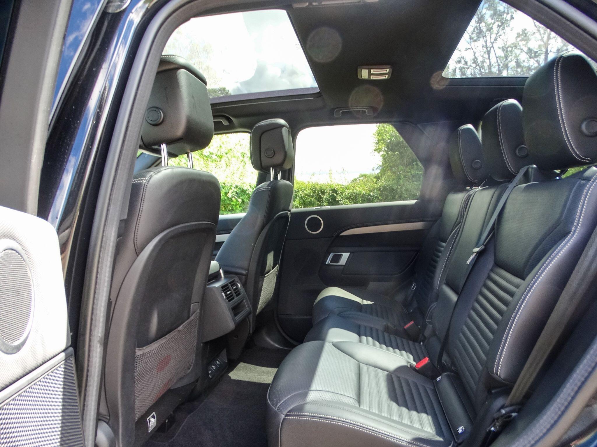 Land Rover Discovery 3.0 D300 MHEV R-Dynamic SE Auto 4WD Euro 6 (s/s) 5dr — photo 15