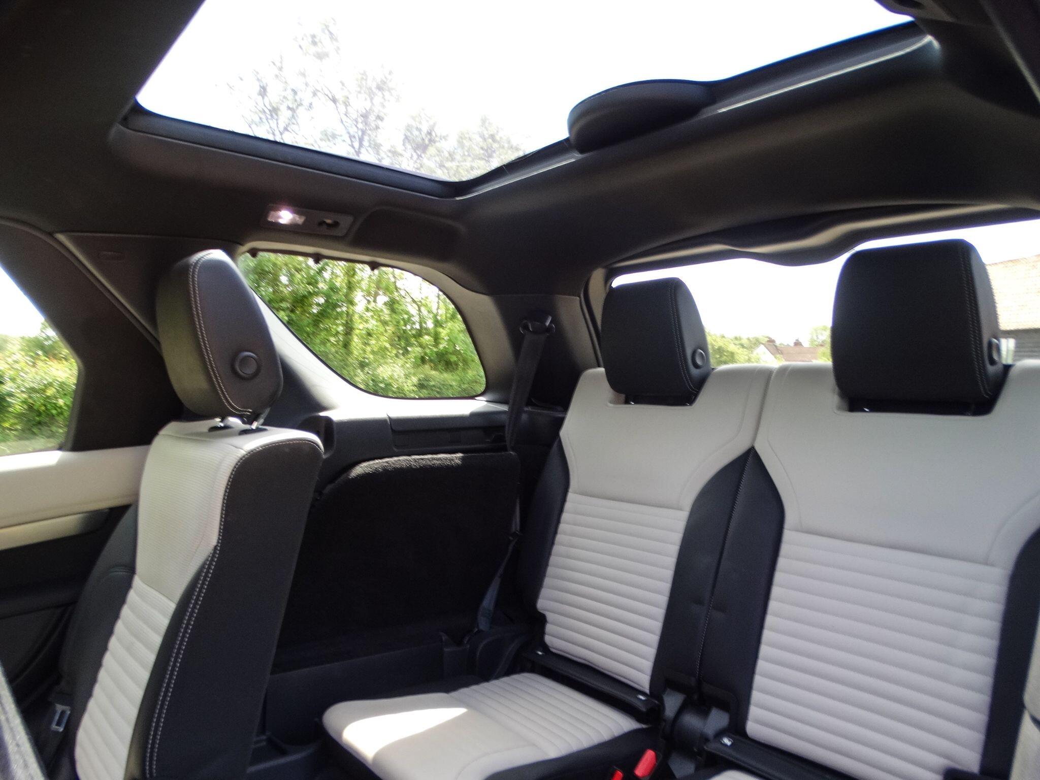 Land Rover Discovery 3.0 D300 MHEV R-Dynamic SE SUV 5dr Diesel Auto 4WD Euro 6 (s/s) (300 ps) — photo 14