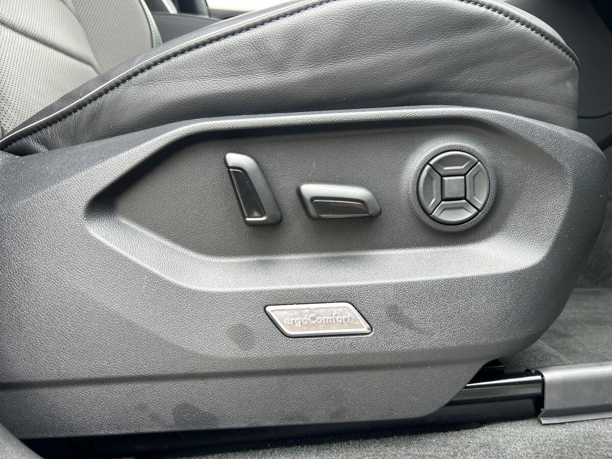 Volkswagen Touareg Photo at-cff21ff1412d4f0dbb01f9bef720023c.jpg