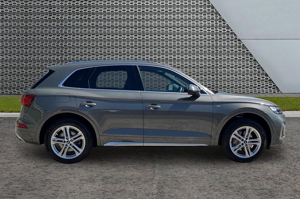 Audi Q5 Photo at-d002077f8063471982dfa5c55d10a15a.jpg