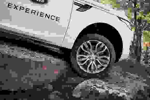 Land Rover RANGE ROVER VELAR Photo at-d014b6a8480945bcb3b33aaf50cf3440.jpg