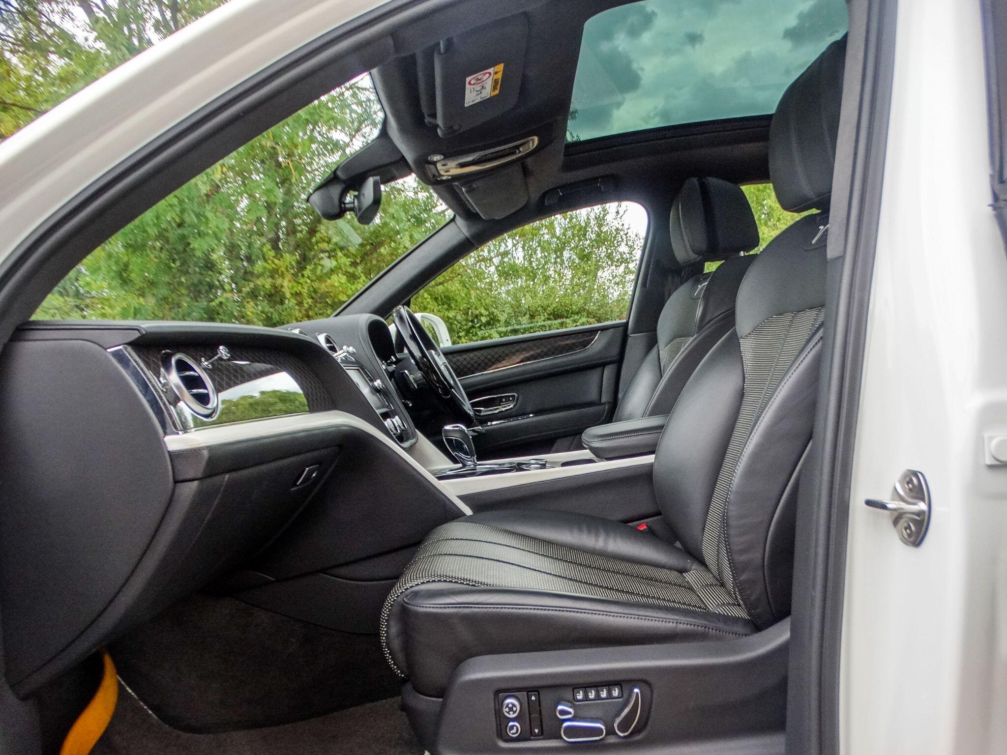 Bentley Bentayga 4.0 V8 Auto 4WD Euro 6 (s/s) 5dr — photo 3
