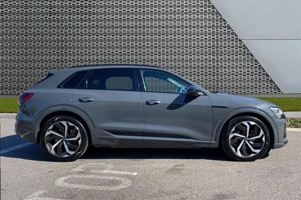 Audi Q8 Photo at-d1df1fb72e8b43fa9fb275f4c109456c.jpg