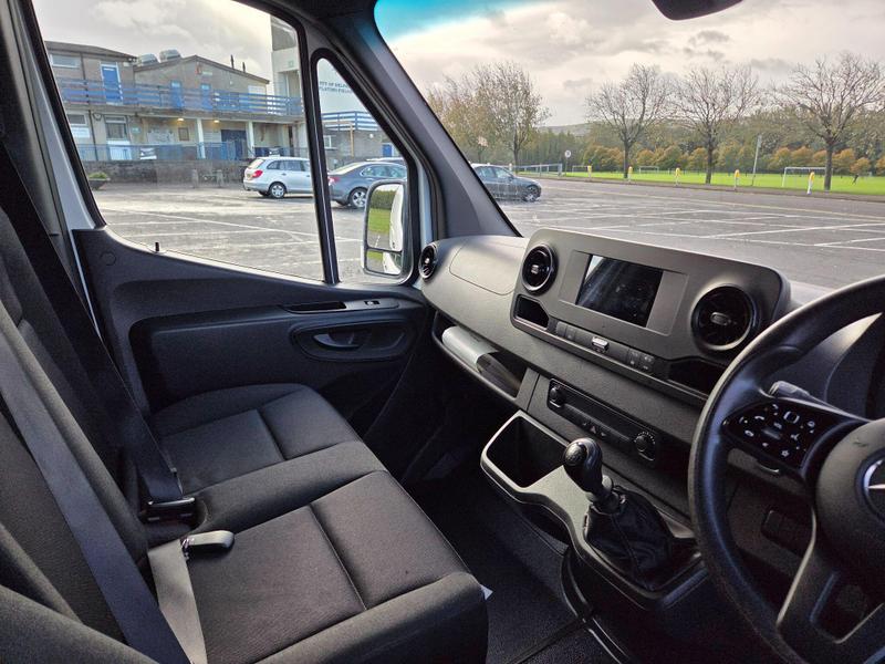 Mercedes-Benz Sprinter Photo at-d22496e17bfe41879b17b9e16978b151.jpg