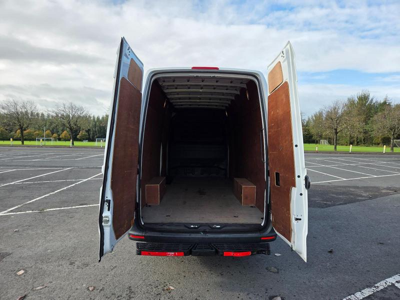 Mercedes-Benz Sprinter Photo at-d2403aac73e94b50872a1edcd987343f.jpg