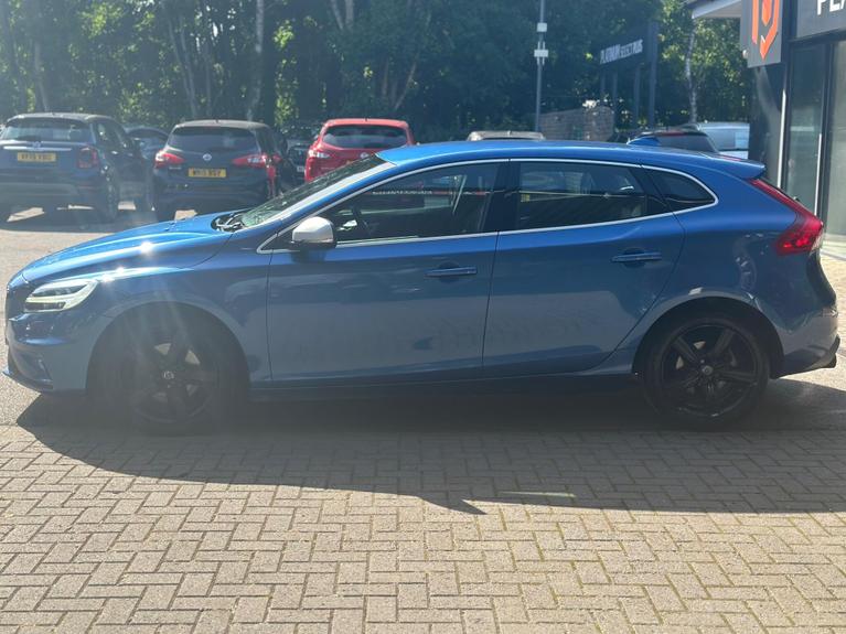 Used Volvo V40 YT18VLJ 5