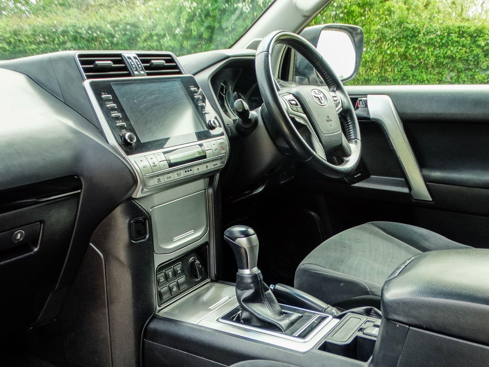 Toyota Land Cruiser 2.8D Active SUV 5dr Diesel Auto 4WD Euro 6 (s/s) (7 Seat) (204 ps) — photo 17