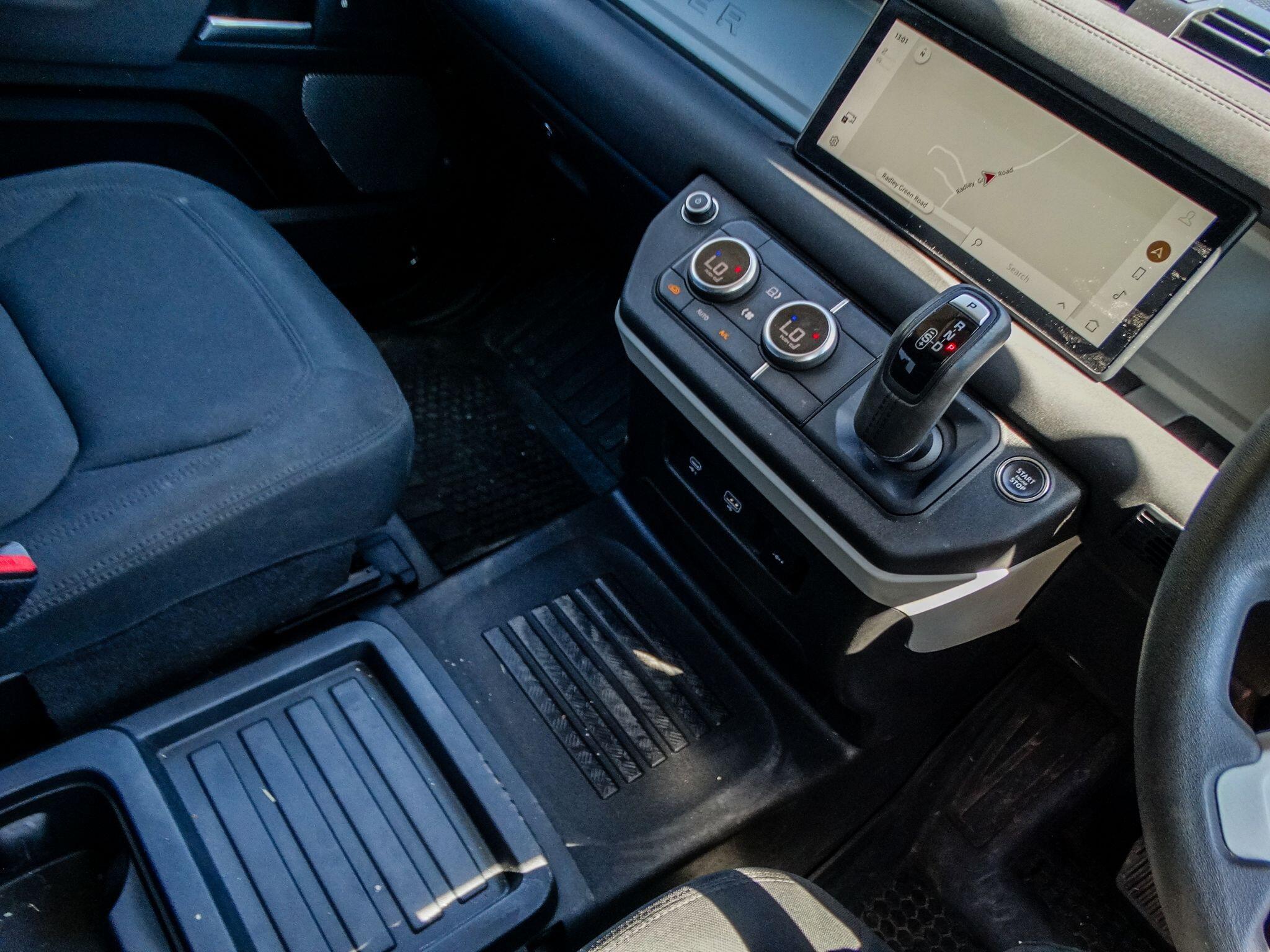 Land Rover Defender 90 3.0 D250 MHEV Hard Top SUV Auto 4WD SWB Euro 6 (s/s) 3dr — photo 6