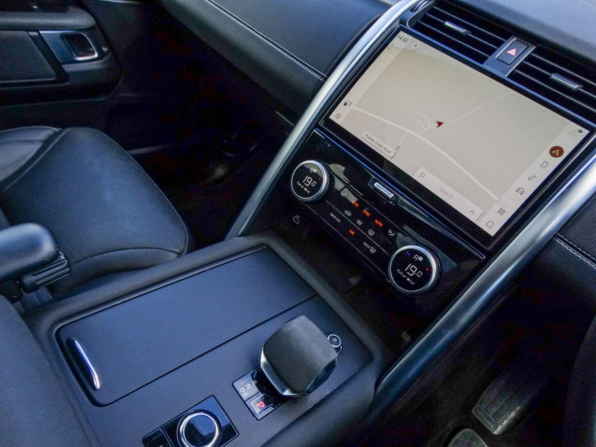Land Rover Discovery 3.0 D300 MHEV R-Dynamic SE Auto 4WD Euro 6 (s/s) 5dr — photo 6