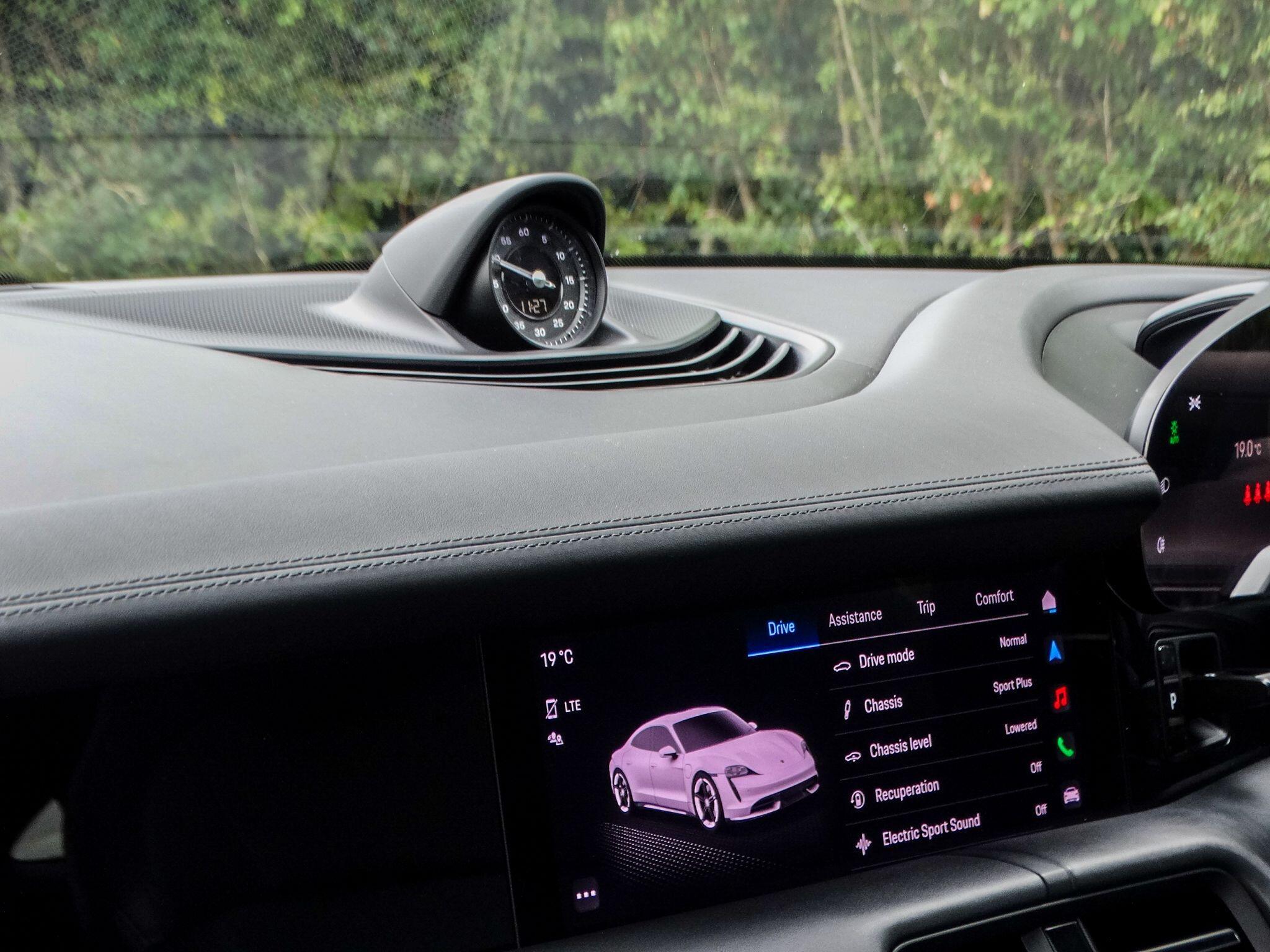 Porsche Taycan Performance Plus 93.4kWh 4S Auto 4WD 4dr (11kW Charger) — photo 19
