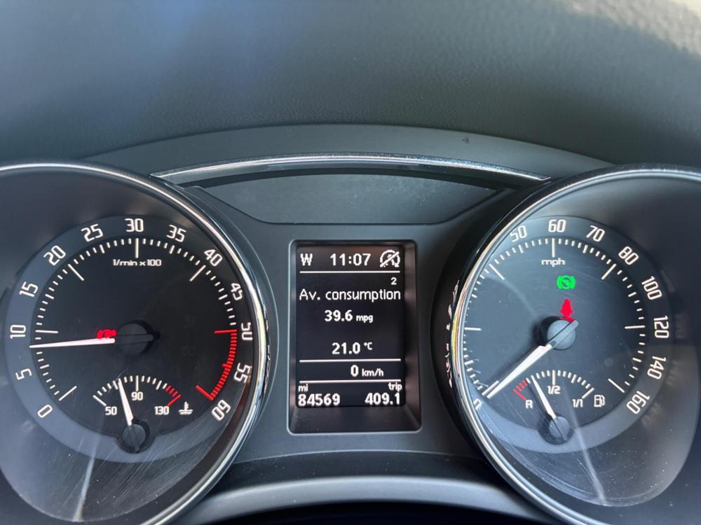 Skoda Superb Photo at-d8c609aa93db4923b05fe7e79c097bb5.jpg