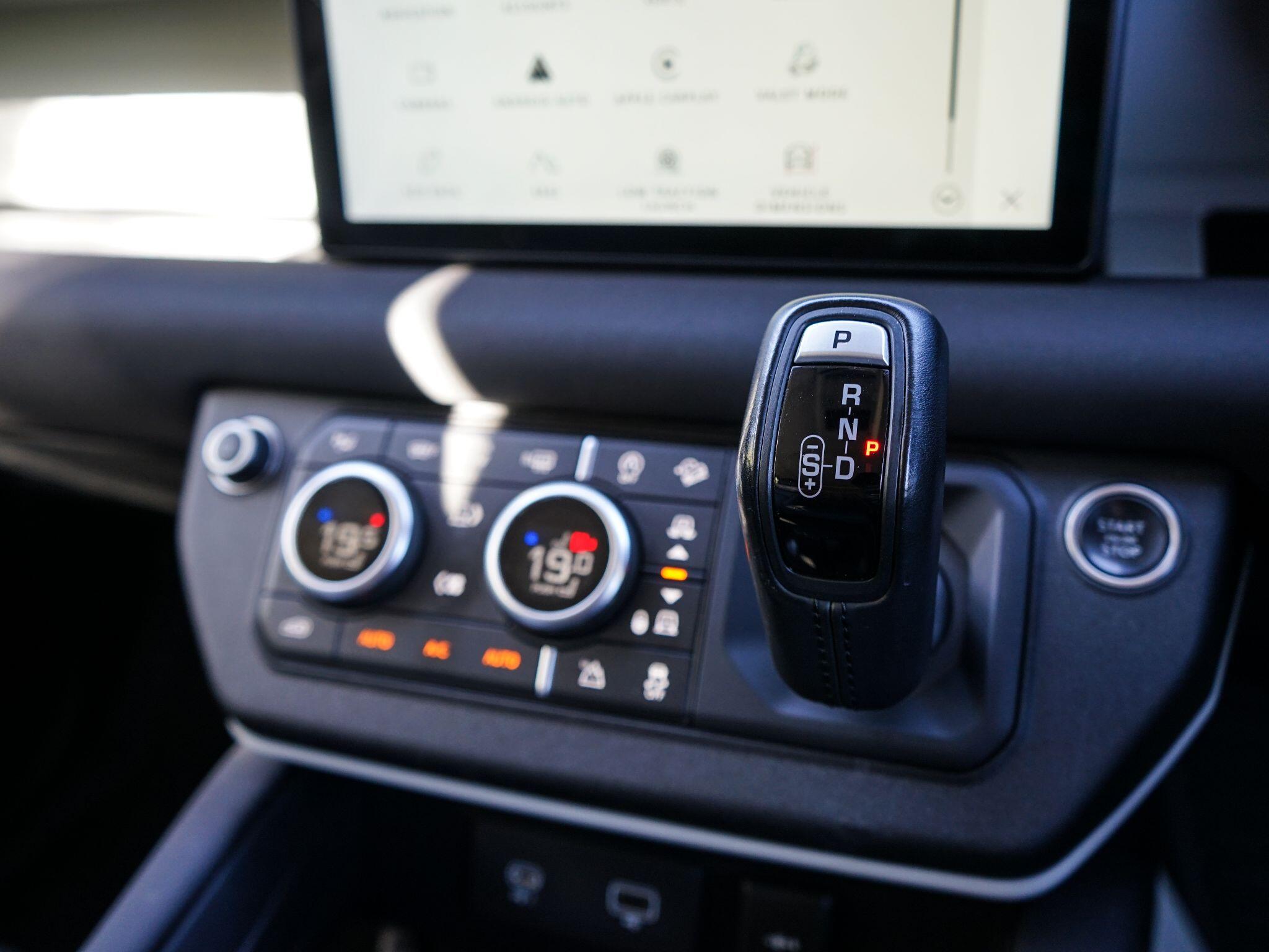 Land Rover Defender 110 3.0 D250 MHEV SE Auto 4WD Euro 6 (s/s) 5dr — photo 28