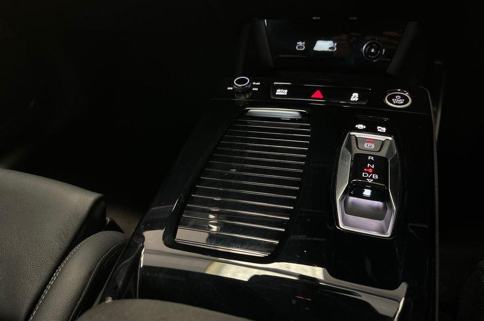 Audi Q6 Photo at-d92760954ef049f7a3ba496e761665e7.jpg