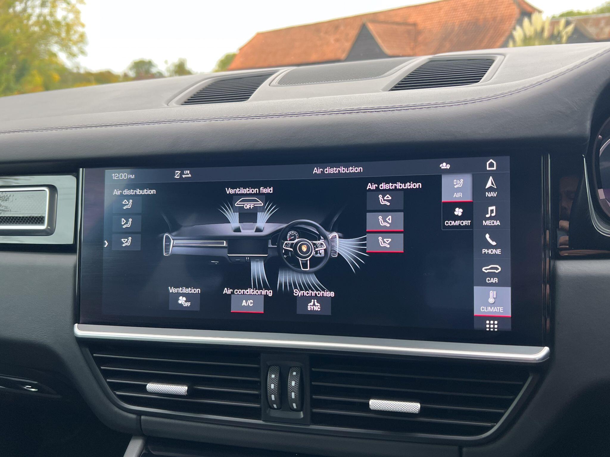 Porsche Cayenne 3.0T V6 TiptronicS 4WD Euro 6 (s/s) 5dr — photo 28