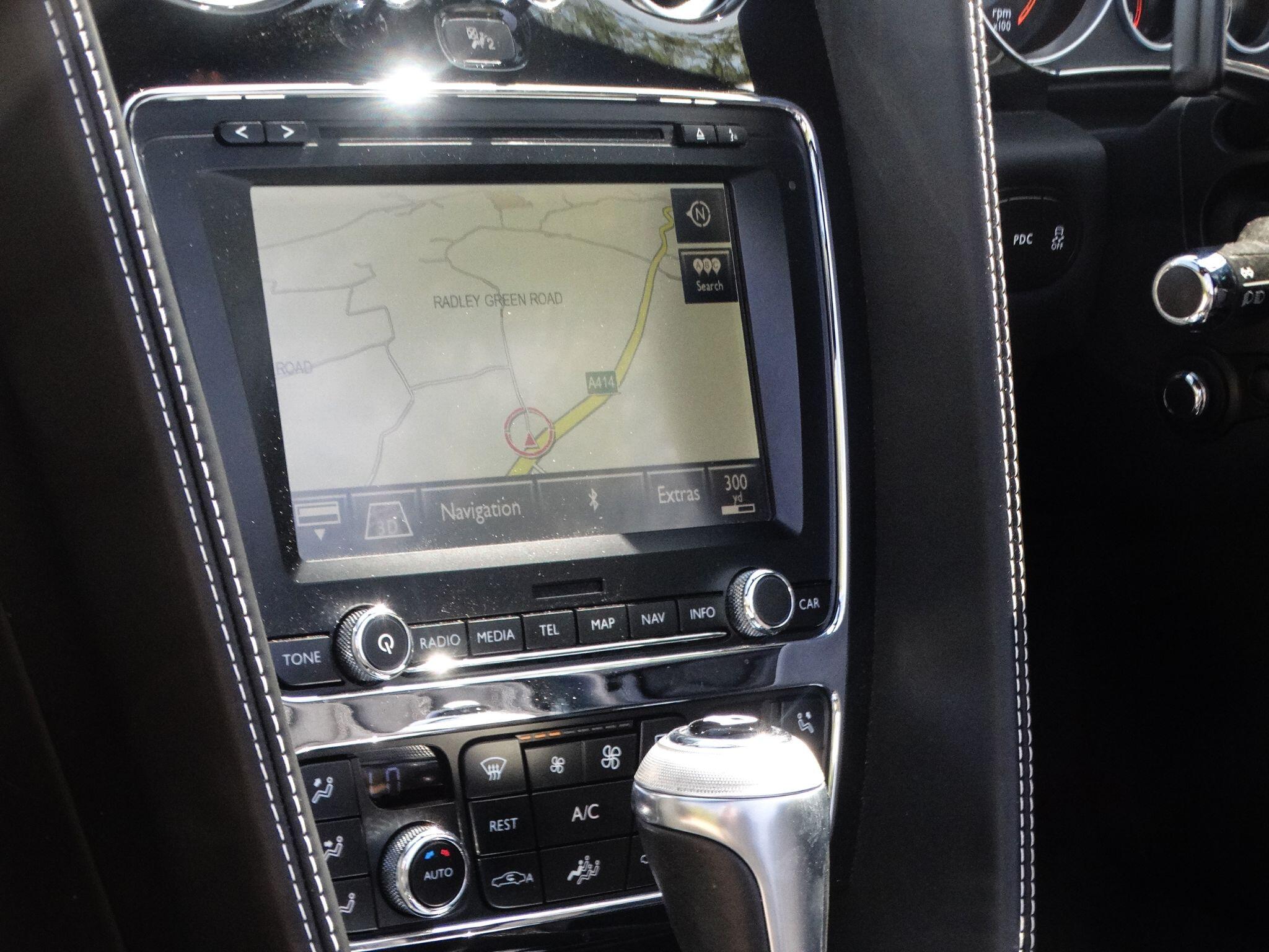 Bentley Continental 4.0 V8 GTC Convertible 2dr Petrol Auto 4WD Euro 5 (507 ps) — photo 17