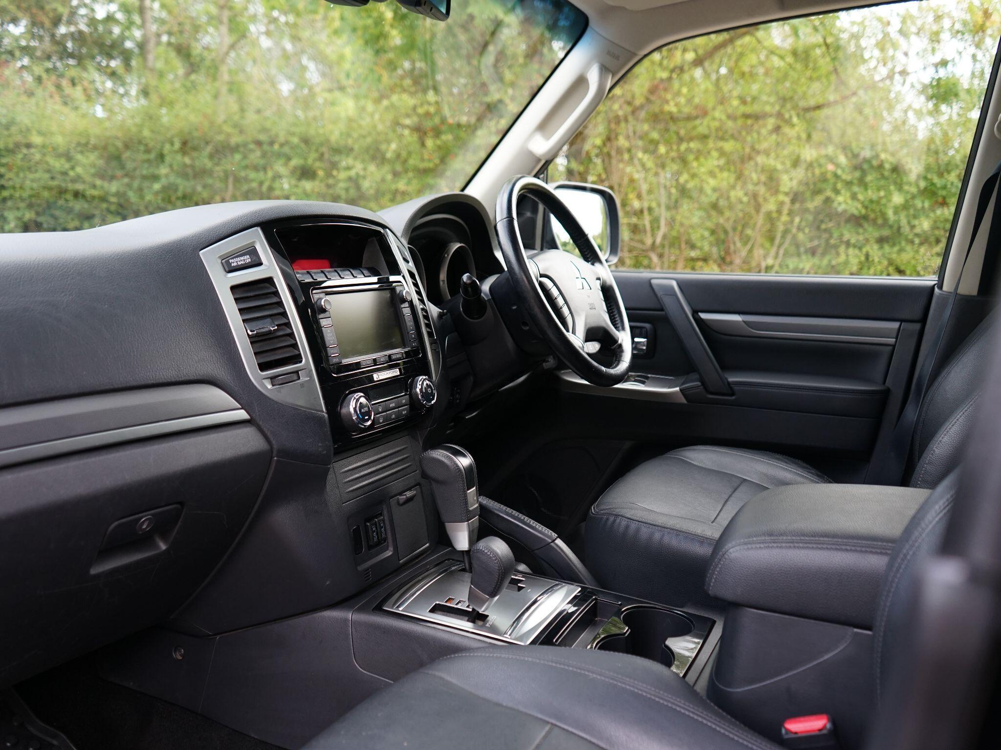 Mitsubishi Shogun 3.2 DI-DC SG3 SUV 5dr Diesel Auto 4WD Euro 6 LWB (187 ps) — photo 17