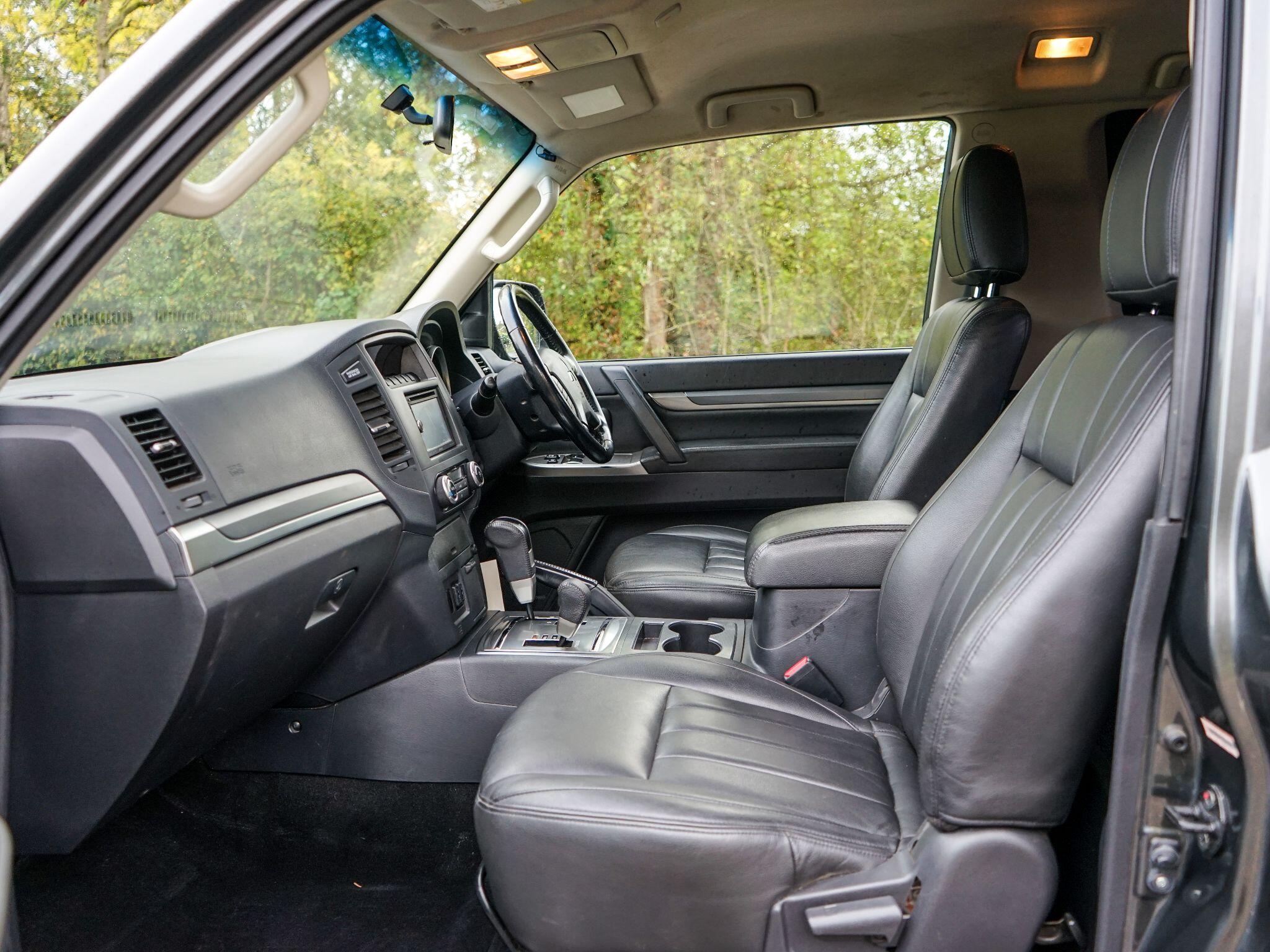 Mitsubishi Shogun 3.2 DI-DC Warrior 4WD L3 3dr — photo 3