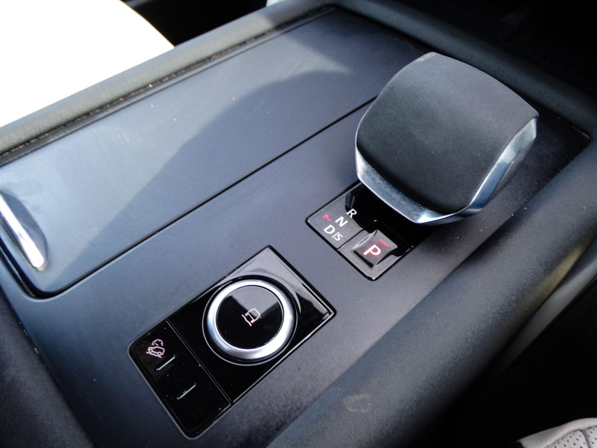 Land Rover Discovery 3.0 D300 MHEV R-Dynamic SE SUV 5dr Diesel Auto 4WD Euro 6 (s/s) (300 ps) — photo 39