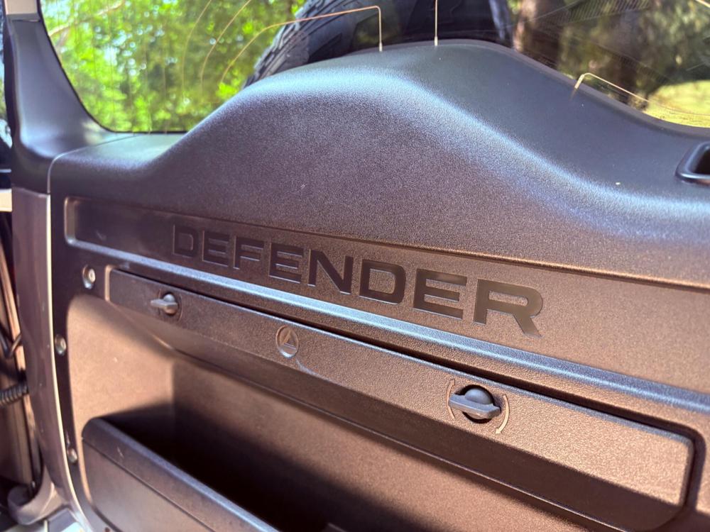 Land Rover Defender 110 Photo at-dffae61a8646484bbdcfb0086bda2a18.jpg