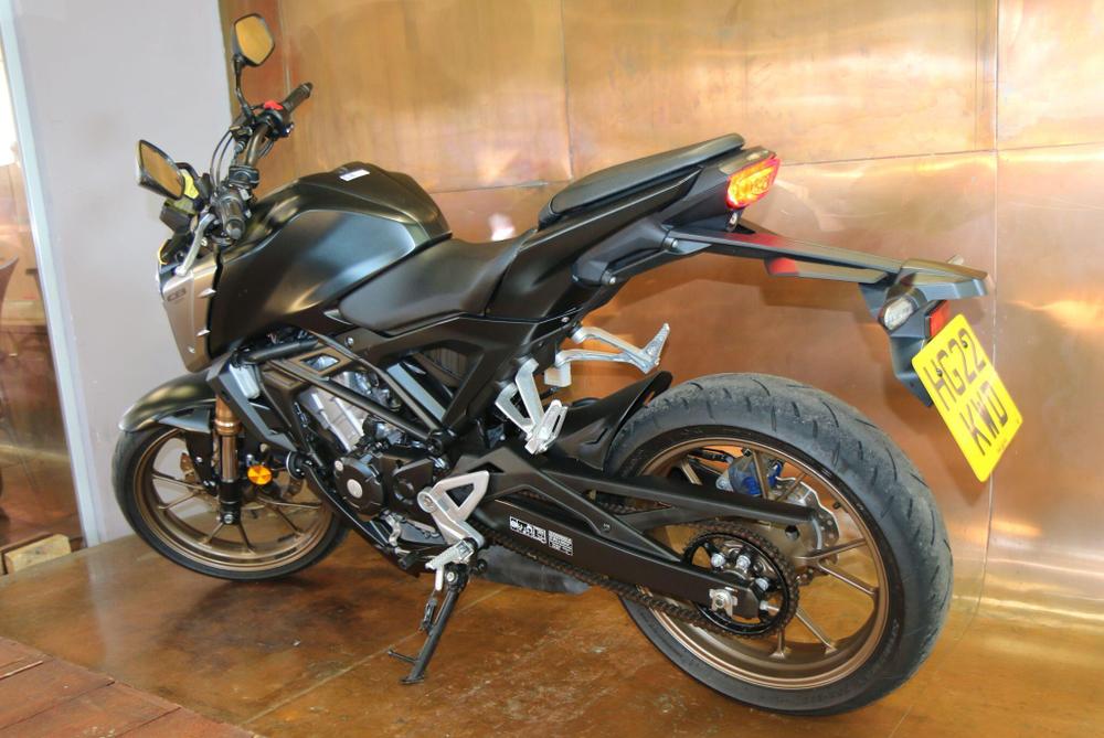 Honda CB125R Photo at-e23e295bdf7144b0a5c4ff9e571fe311.jpg