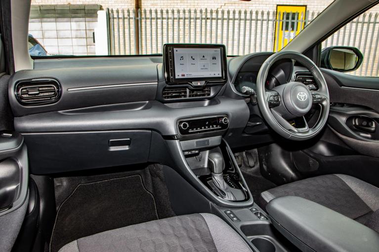 Used Toyota Yaris HV25LFX 14