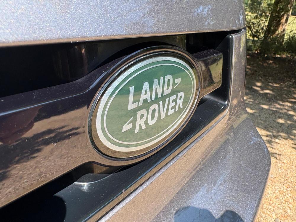 Land Rover Defender 110 Photo at-e2bfc5e17ab444318e4e349d16444133.jpg