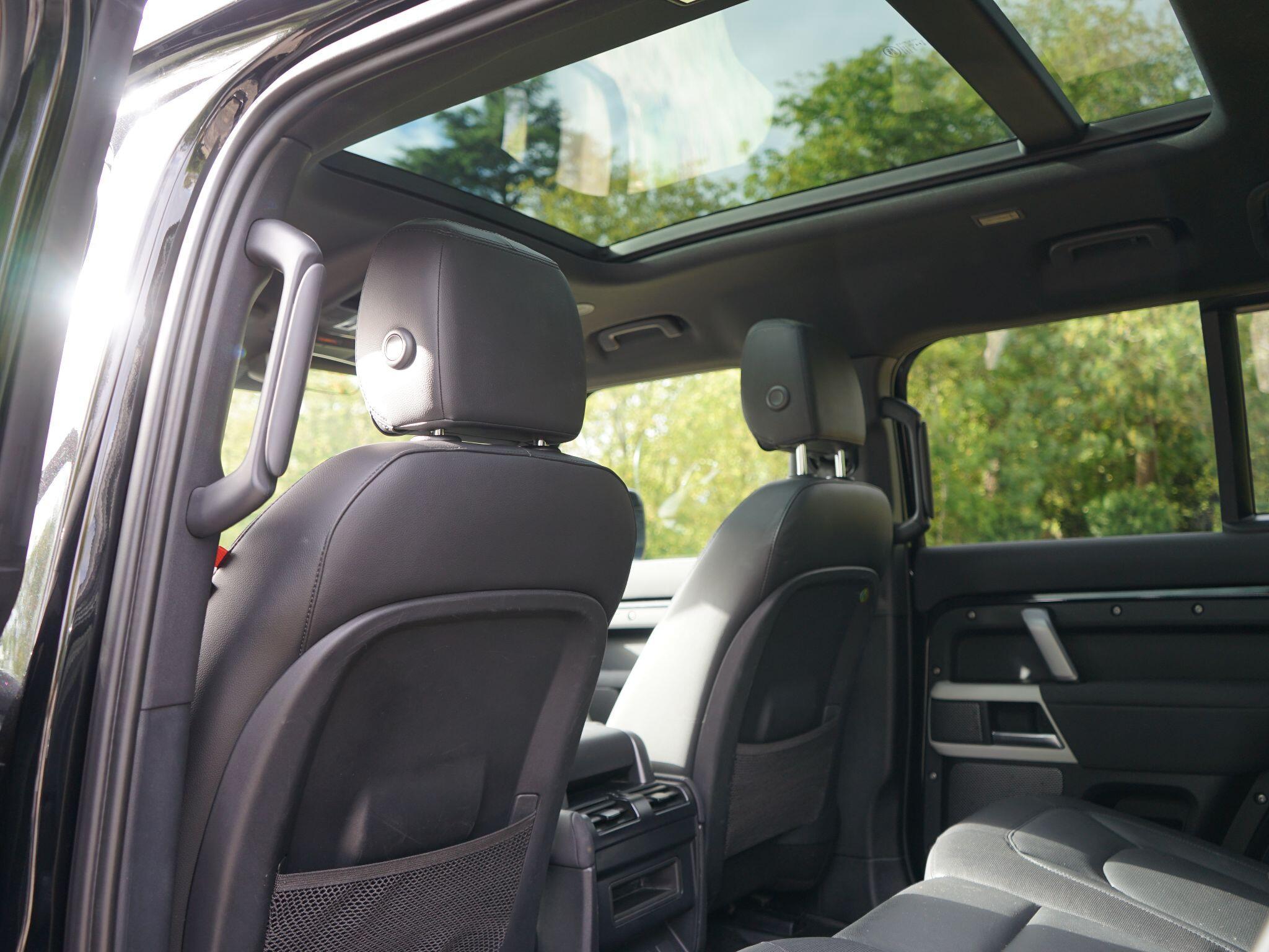 Land Rover Defender 110 3.0 D300 MHEV X-Dynamic SE SUV 5dr Diesel Auto 4WD Euro 6 (s/s) (300 ps) — photo 14