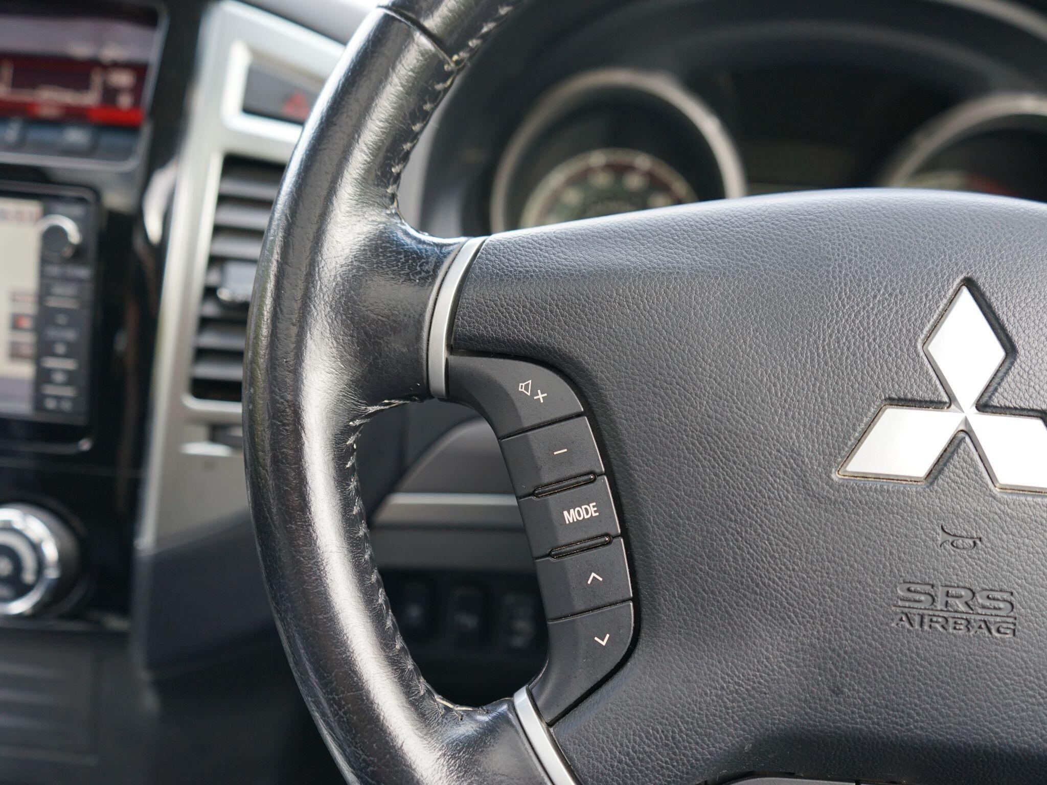 Mitsubishi Shogun 3.2 DI-DC SG3 SUV 5dr Diesel Auto 4WD Euro 6 LWB (187 ps) — photo 30