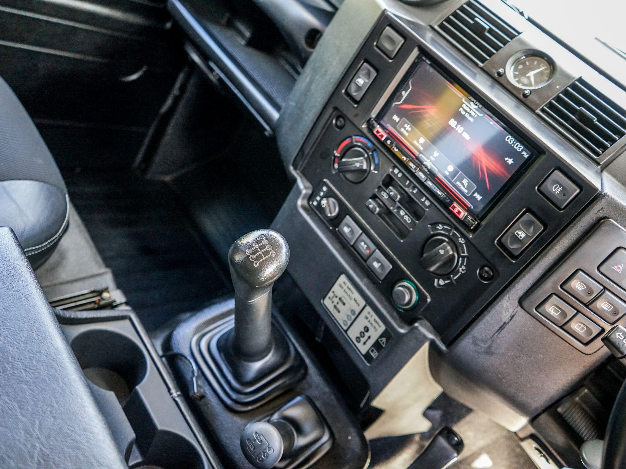 Land Rover Defender 110 2.2 TDCi XS Utility Wagon Double Cab 5dr Diesel Manual 4WD MWB Euro 5 (122 ps) — photo 6