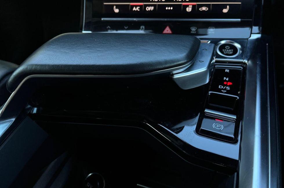 Audi e-tron Photo at-e56a17f21a114ca8acd5a8dc9d49c9b6.jpg