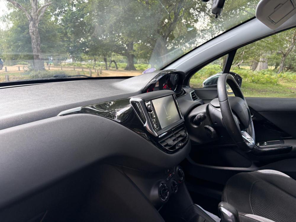 Peugeot 208 Photo at-e59a77bc4a3f49e798174af424d8ec9c.jpg