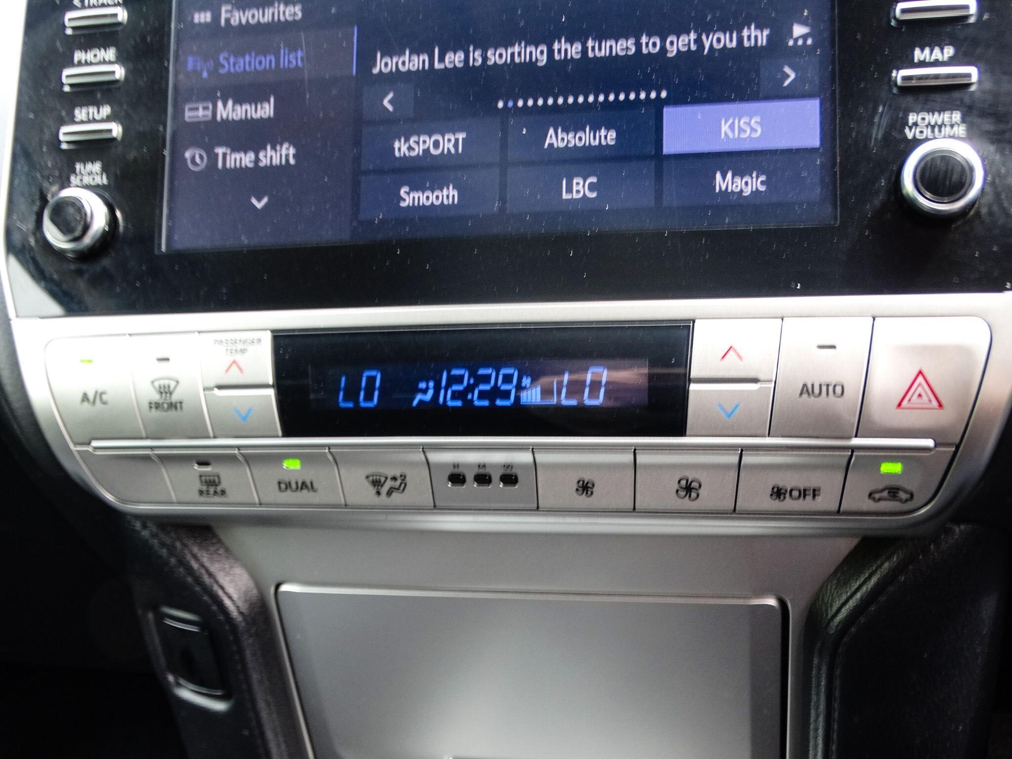Toyota Land Cruiser 2.8D Active SUV 5dr Diesel Auto 4WD Euro 6 (s/s) (7 Seat) (204 ps) — photo 29