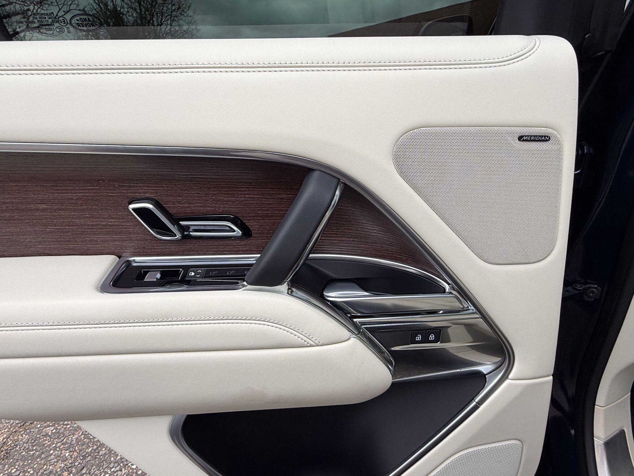 Land Rover Range Rover 3.0 P440e 38.2kWh SE SUV 5dr Petrol Plug-in Hybrid Auto 4WD Euro 6 (s/s) (440 ps) — photo 15