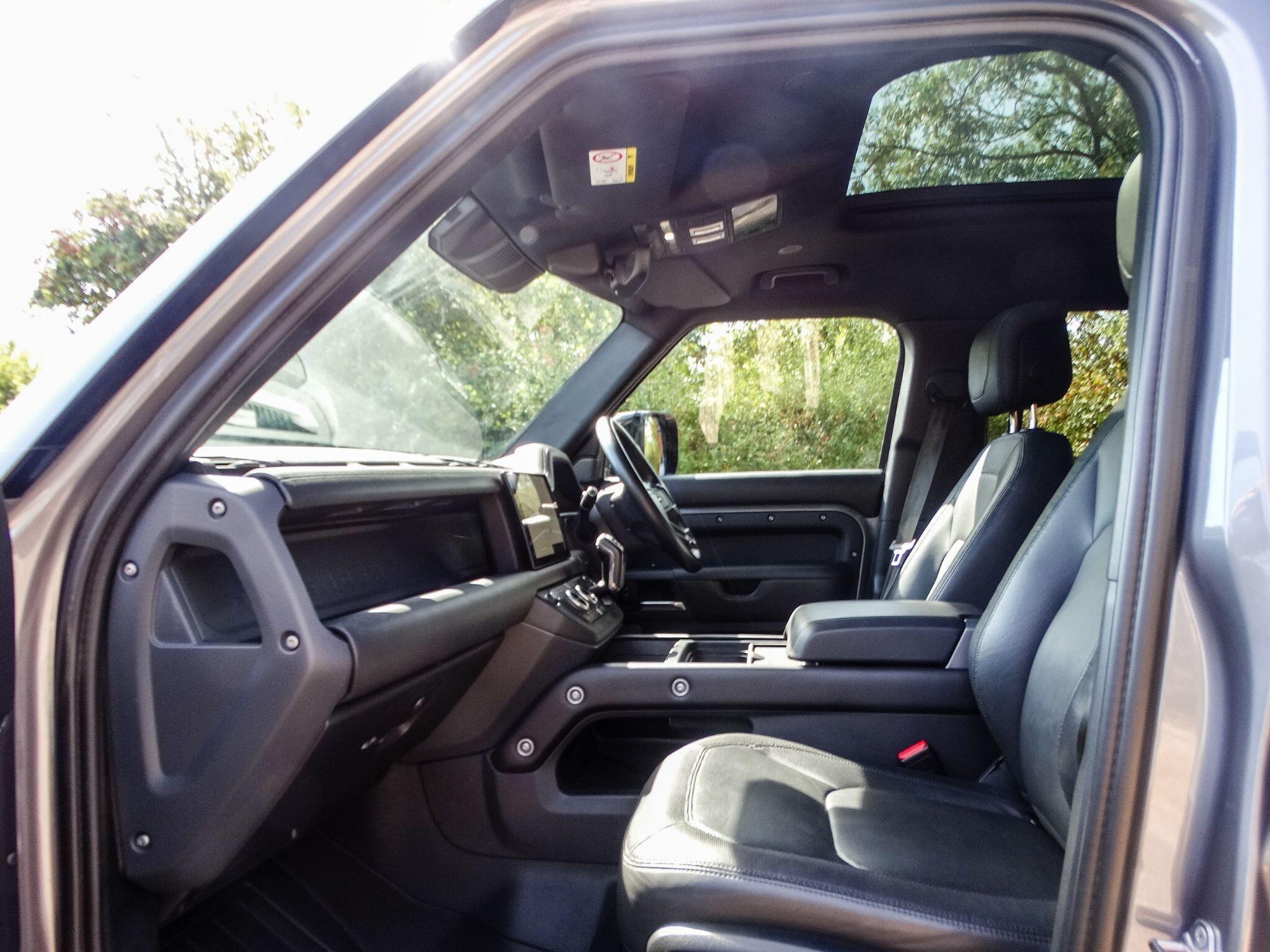 Land Rover Defender 110 3.0 D250 MHEV X-Dynamic HSE SUV 5dr Diesel Auto 4WD Euro 6 (s/s) (250 ps) — photo 3