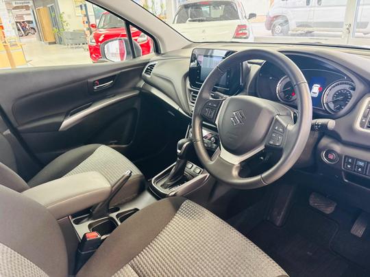 Suzuki S-Cross Photo at-e73fa2e5bfd04065aa0e35d9f460c2f6.jpg